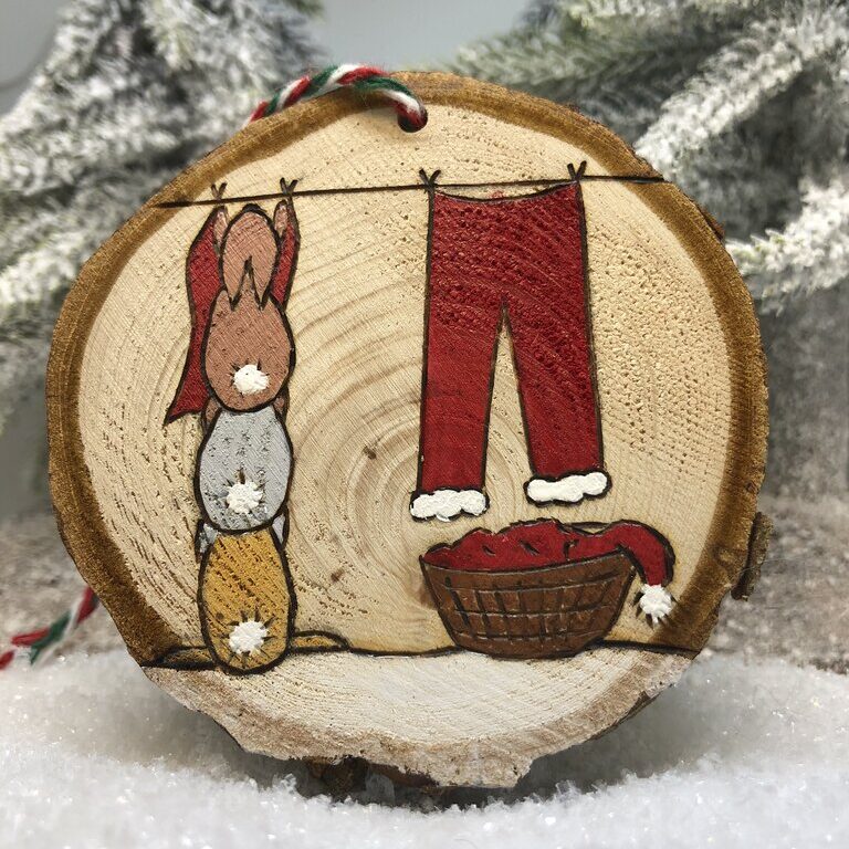 Découvrez mes décorations de Noël en bois, pyrogravées et peintes à la main. Décoration de Noël en bois