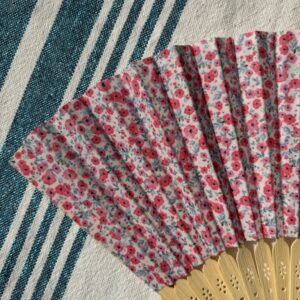 Éventail personnalisé en tissu à petites fleurs roses et bleues