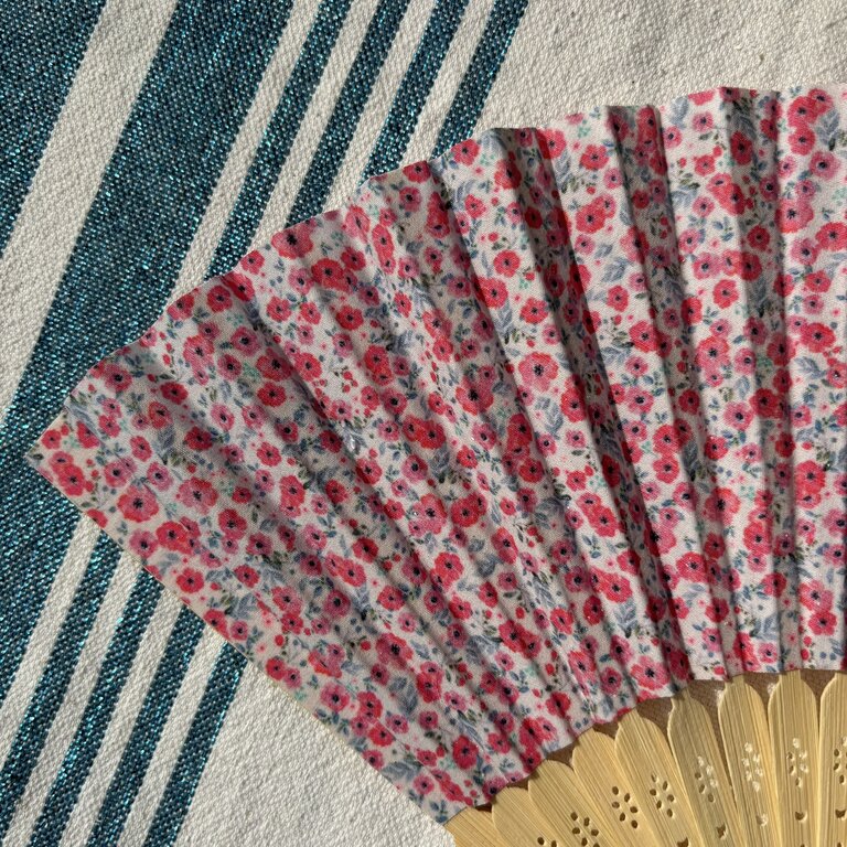 Éventail personnalisé en tissu à petites fleurs roses et bleues Éventail personnalisé en tissu à petites fleurs roses et bleues