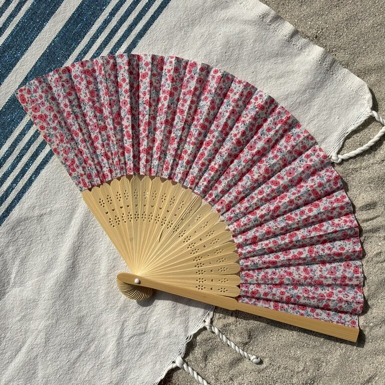 Éventail personnalisé en tissu à petites fleurs roses et bleues Éventail personnalisé en tissu à petites fleurs roses et bleues