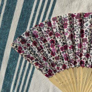 Éventail personnalisé en tissu à petites fleurs violettes et prune