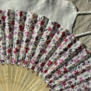 Éventail original motifs fleurs violettes et roses en tissu avec structure en bambou – détail du tissu