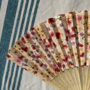 Éventail personnalisé en tissu à petites fleurs rouges et roses