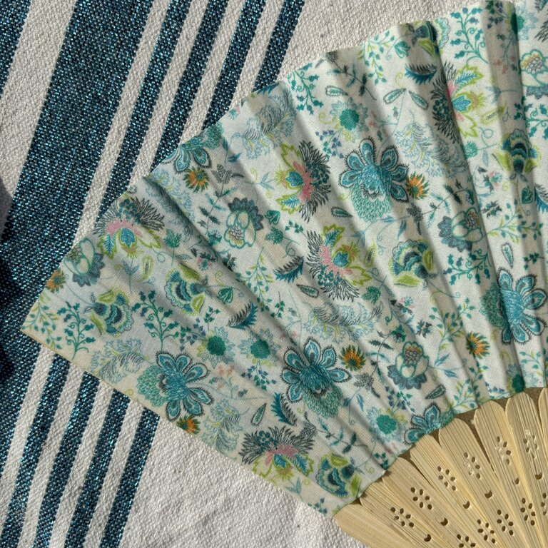 Éventail personnalisé en tissu à fleurs bleues et aux reflets fluos Éventail personnalisé en tissu à fleurs bleues et aux reflets fluos