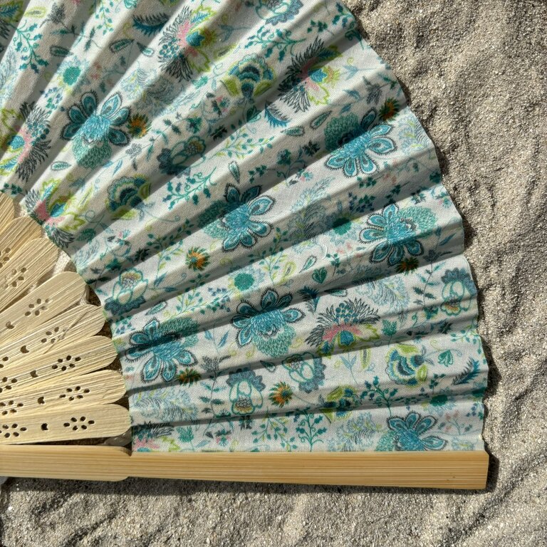 Éventail personnalisé en tissu à fleurs bleues et aux reflets fluos Éventail personnalisé en tissu à fleurs bleues et aux reflets fluos