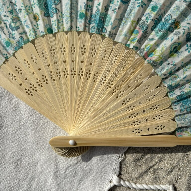 Éventail personnalisé en tissu à fleurs bleues et aux reflets fluos Éventail personnalisé en tissu à fleurs bleues et aux reflets fluos