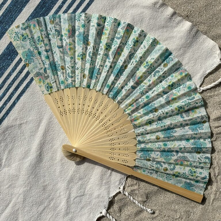 Éventail personnalisé en tissu à fleurs bleues et aux reflets fluos Éventail personnalisé en tissu à fleurs bleues et aux reflets fluos