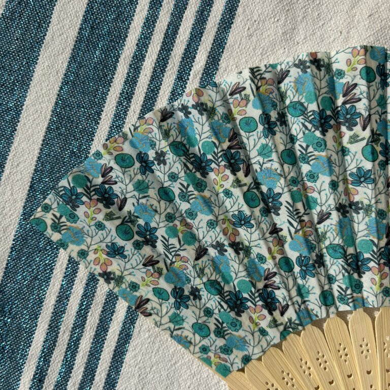 Éventail personnalisé en tissu à petites fleurs bleu turquoise Éventail personnalisé en tissu à petites fleurs bleu turquoise