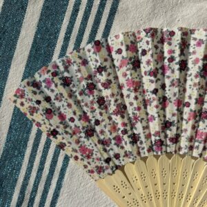 Éventail personnalisé en tissu à petites fleurs roses et prune