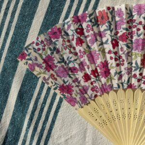 Éventail personnalisé en tissu à fleurs rose fuchsia et prune