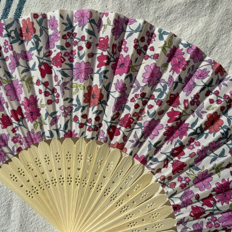 Éventail personnalisé en tissu à fleurs rose fuchsia et prune Éventail personnalisé en tissu à fleurs rose fuchsia et prune