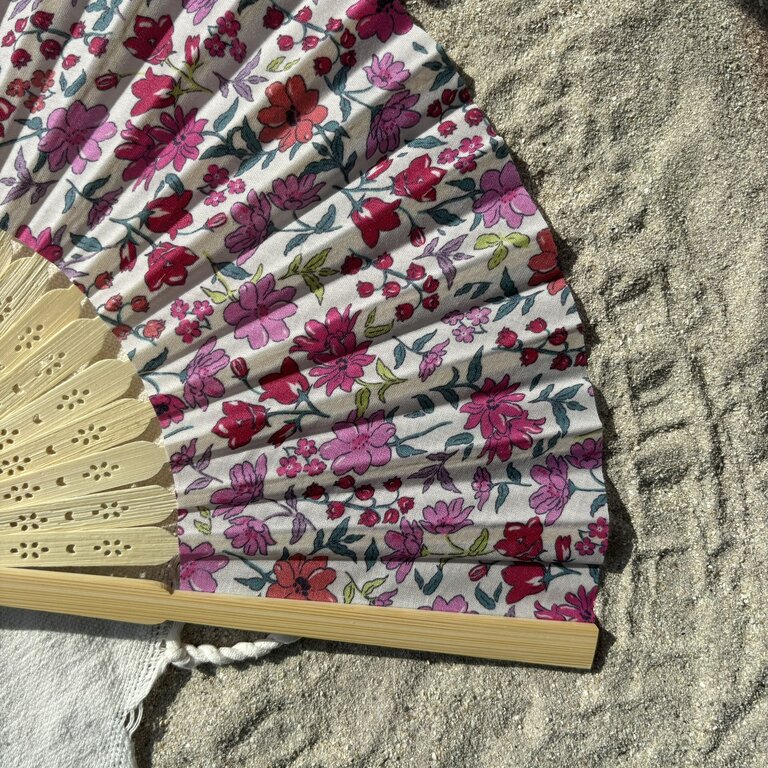 Éventail personnalisé en tissu à fleurs rose fuchsia et prune Éventail personnalisé en tissu à fleurs rose fuchsia et prune