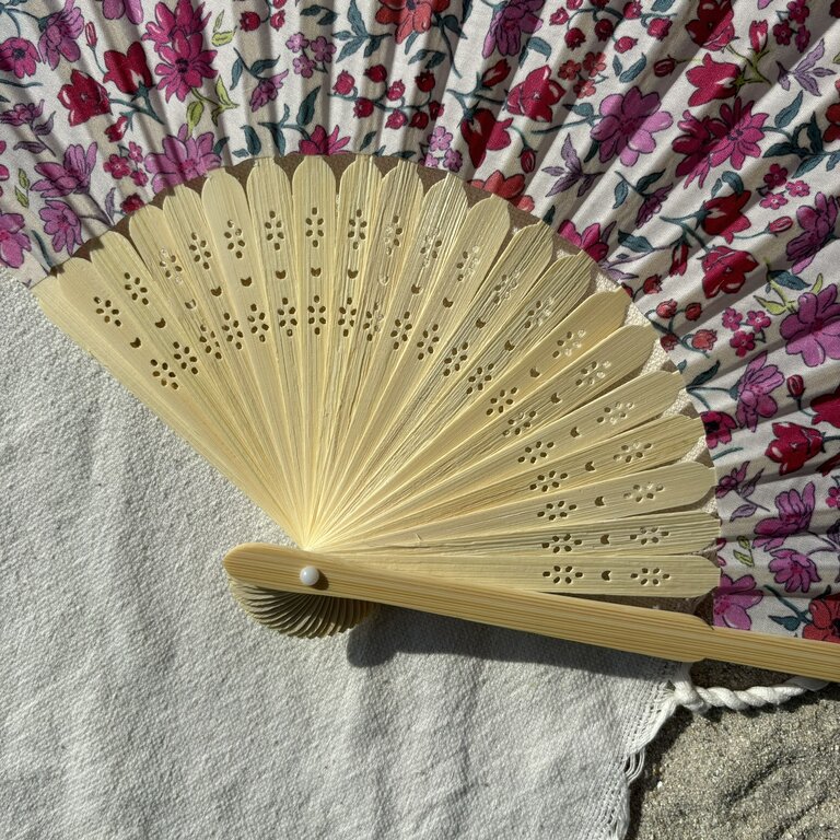 Éventail personnalisé en tissu à fleurs rose fuchsia et prune Éventail personnalisé en tissu à fleurs rose fuchsia et prune