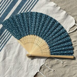 Éventail personnalisé en tissu bleu à petites fleurs blanches