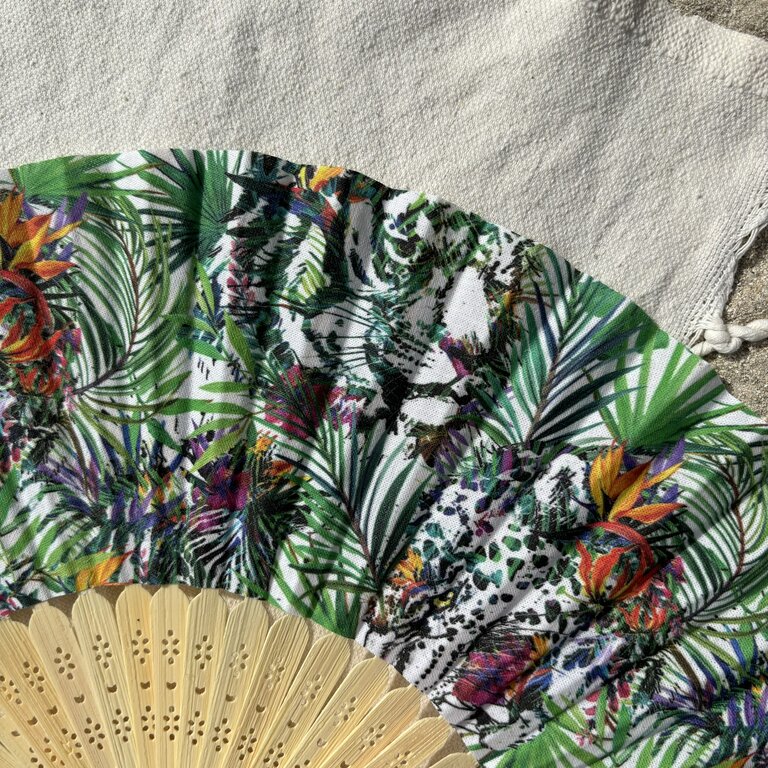 Éventail personnalisé en tissu à motifs léopards et fleurs tropicales Éventail personnalisé en tissu à motifs léopards et fleurs tropicales