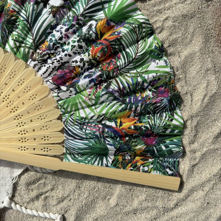 Éventail personnalisé en tissu à motifs léopards et fleurs tropicales Éventail personnalisé en tissu à motifs léopards et fleurs tropicales
