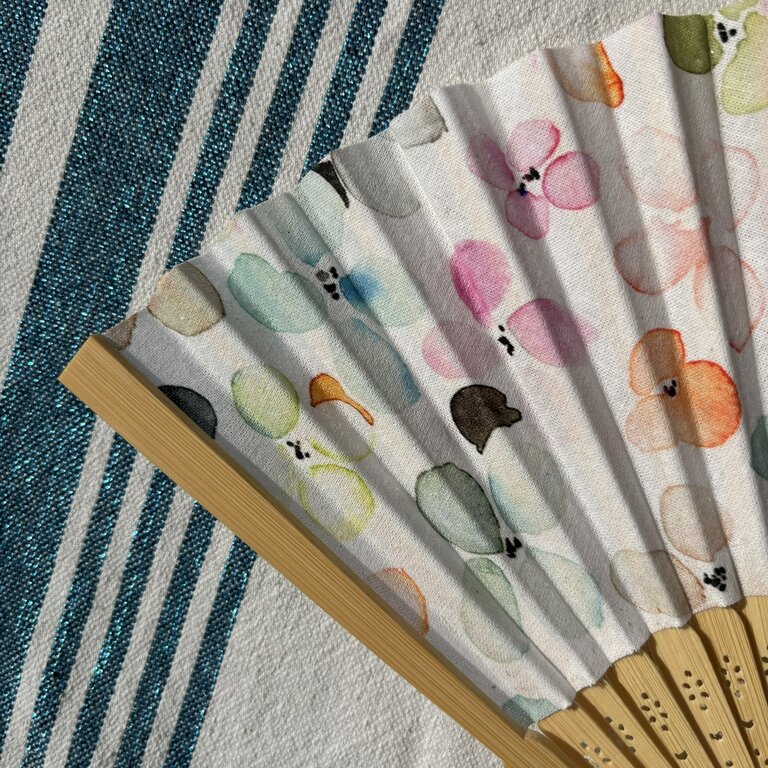 Éventail personnalisé en tissu à pétales de fleurs pastel Éventail personnalisé en tissu à pétales de fleurs pastel