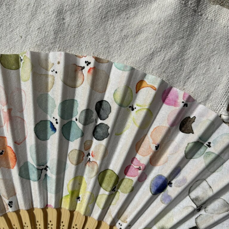 Éventail personnalisé en tissu à pétales de fleurs pastel Éventail personnalisé en tissu à pétales de fleurs pastel