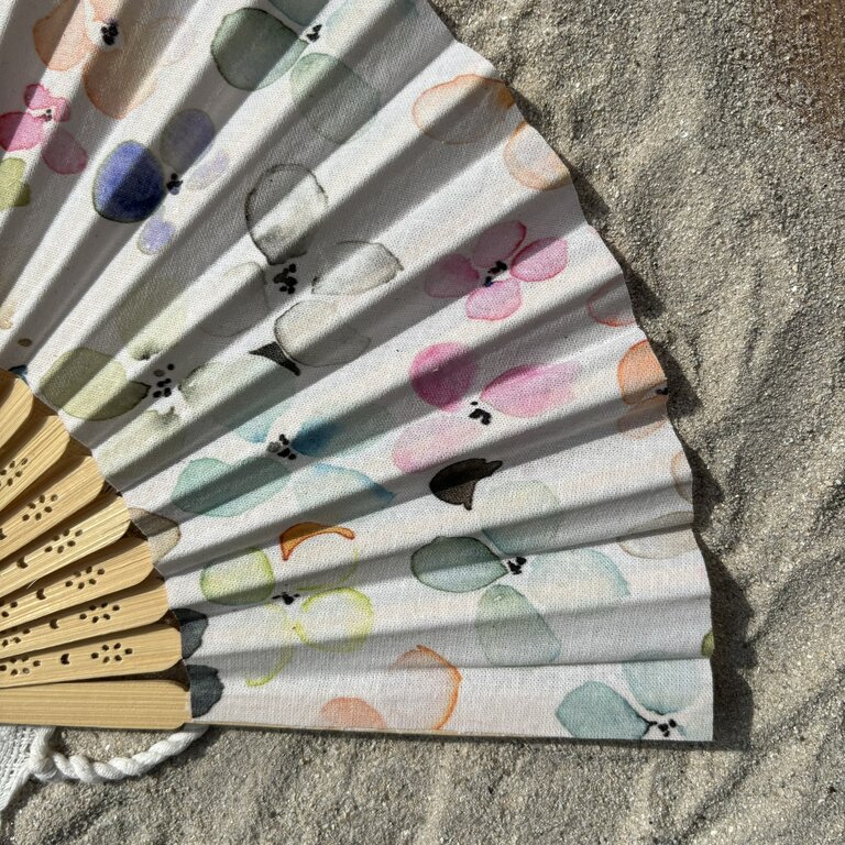 Éventail personnalisé en tissu à pétales de fleurs pastel Éventail personnalisé en tissu à pétales de fleurs pastel