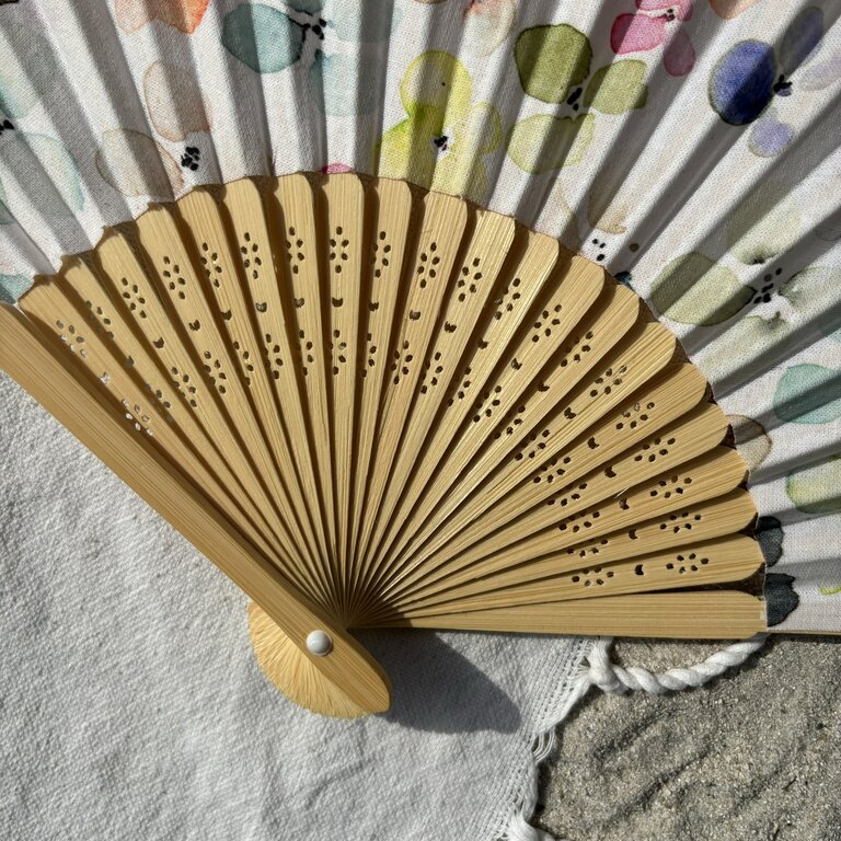 Éventail personnalisé en tissu à pétales de fleurs pastel Éventail personnalisé en tissu à pétales de fleurs pastel