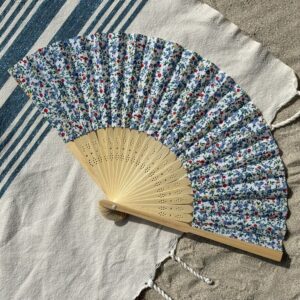 Éventail personnalisé en tissu à petites fleurs bleues et rouges
