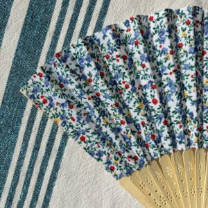 Éventail personnalisé en tissu à petites fleurs bleues et rouges
