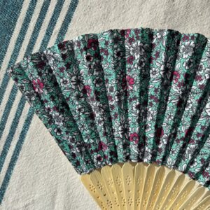 Éventail personnalisé en tissu turquoise à petites fleurs roses