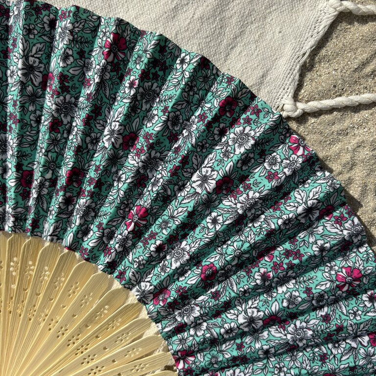 Éventail personnalisé en tissu turquoise à petites fleurs roses Éventail personnalisé en tissu turquoise à petites fleurs roses