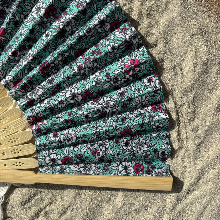 Éventail personnalisé en tissu turquoise à petites fleurs roses Éventail personnalisé en tissu turquoise à petites fleurs roses