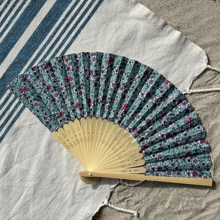 Éventail personnalisé en tissu turquoise à petites fleurs roses Éventail personnalisé en tissu turquoise à petites fleurs roses