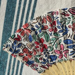 Éventail personnalisé en tissu blanc à fleurs multicolores