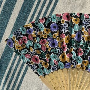 Éventail personnalisé en tissu noir à fleurs multicolores