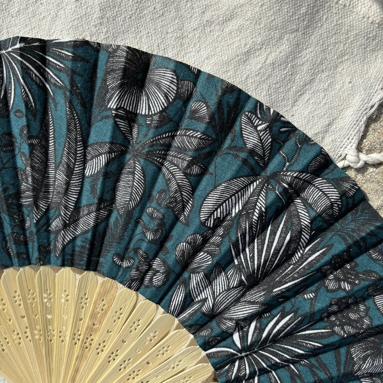 Éventail personnalisé en tissu à motif tropical et fleurs noires Éventail personnalisé en tissu à motif tropical et fleurs noires