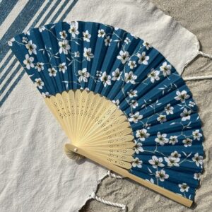 Éventail personnalisé en tissu bleu à fleurs blanches