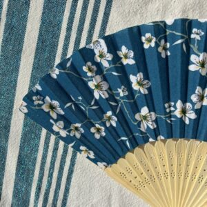 Éventail personnalisé en tissu bleu à fleurs blanches