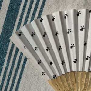 Éventail personnalisé en tissu breton avec hermines noires