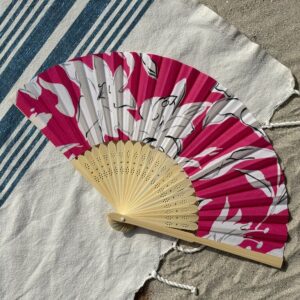 Éventail personnalisé en tissu fuchsia à fleurs blanches