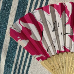 Éventail personnalisé en tissu fuchsia à fleurs blanches