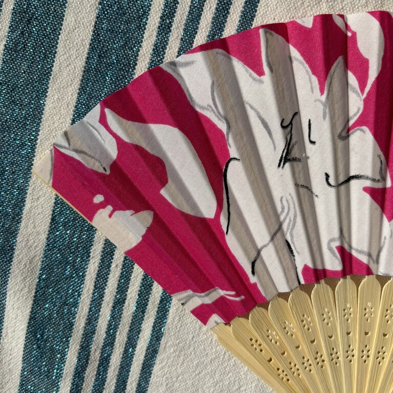 Éventail personnalisé en tissu fuchsia à fleurs blanches Éventail personnalisé en tissu fuchsia à fleurs blanches