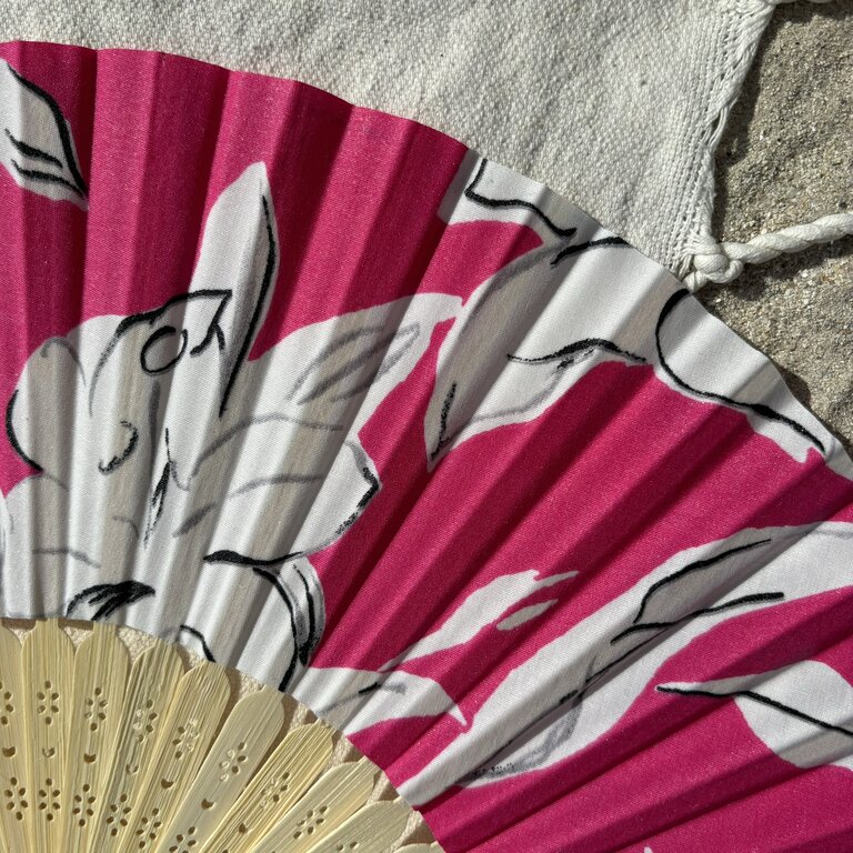 Éventail personnalisé en tissu fuchsia à fleurs blanches Éventail personnalisé en tissu fuchsia à fleurs blanches