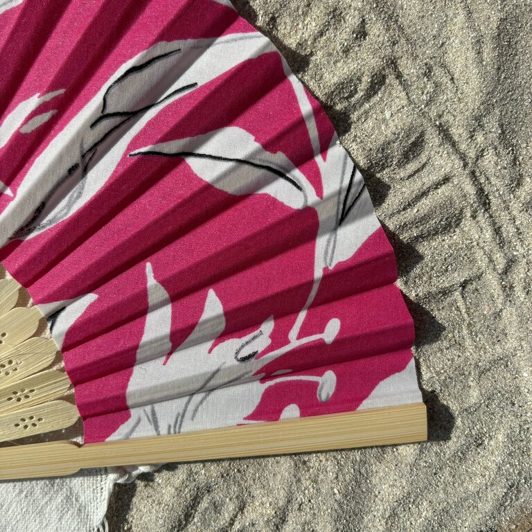 Éventail personnalisé en tissu fuchsia à fleurs blanches Éventail personnalisé en tissu fuchsia à fleurs blanches