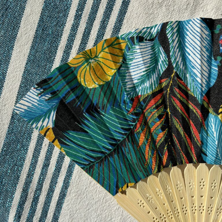 Éventail personnalisé en tissu au motif tropical sur fond noir Éventail personnalisé en tissu au motif tropical sur fond noir