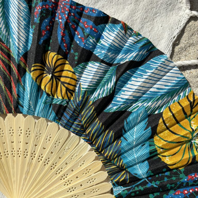 Éventail personnalisé en tissu au motif tropical sur fond noir Éventail personnalisé en tissu au motif tropical sur fond noir