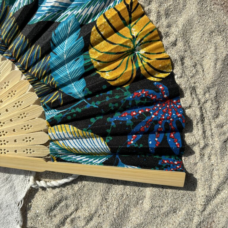 Éventail personnalisé en tissu au motif tropical sur fond noir Éventail personnalisé en tissu au motif tropical sur fond noir