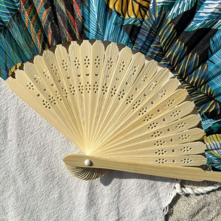 Éventail personnalisé en tissu au motif tropical sur fond noir Éventail personnalisé en tissu au motif tropical sur fond noir