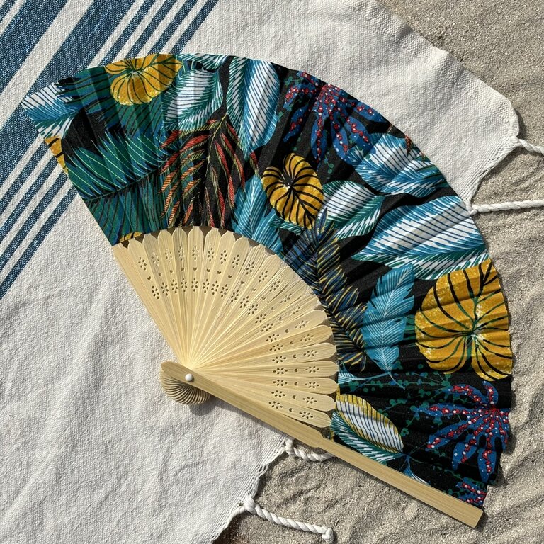 Éventail personnalisé en tissu au motif tropical sur fond noir Éventail personnalisé en tissu au motif tropical sur fond noir