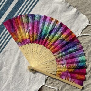 Éventail en tissu aux motifs multicolores