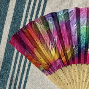 Éventail en tissu aux motifs multicolores