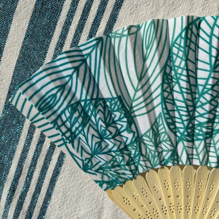 Éventail personnalisé en tissu au feuillage bleu vert sur fond blanc Éventail personnalisé en tissu au feuillage bleu vert sur fond blanc