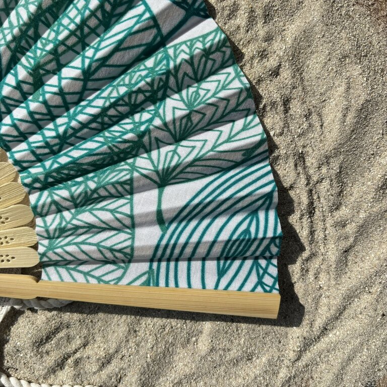 Éventail personnalisé en tissu au feuillage bleu vert sur fond blanc Éventail personnalisé en tissu au feuillage bleu vert sur fond blanc